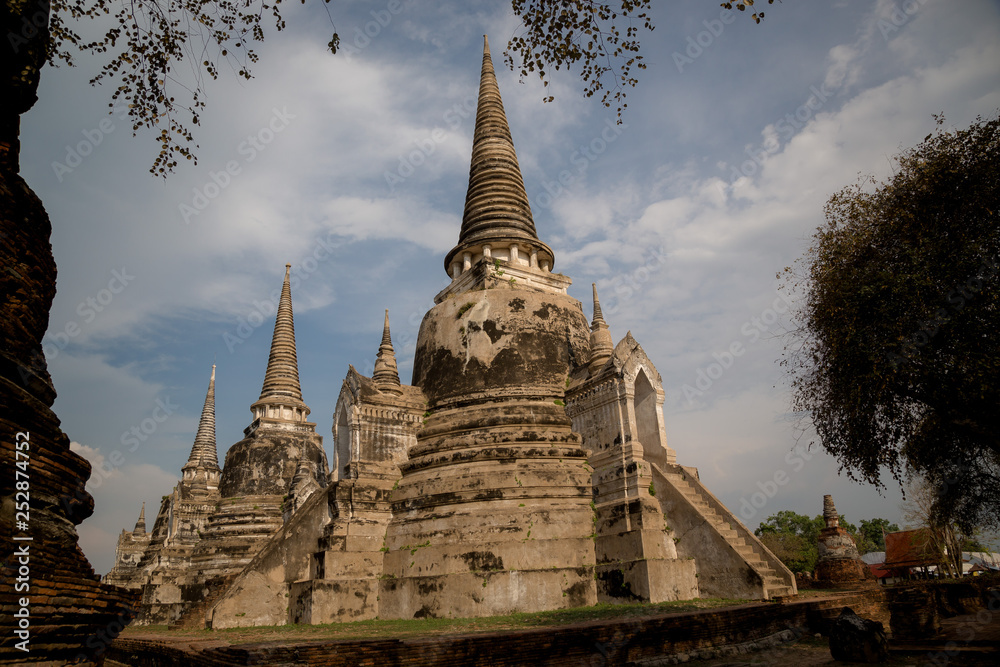 Fototapeta premium Old Beautiful Thai Temple wat Mahathat, Ayutthaya Historical Park, Ayutthaya, Thailand