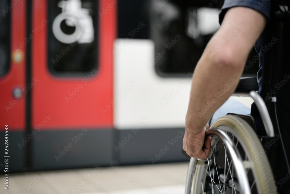 Person im Rollstuhl Rollstuhlzugang Mobilität barrierefrei behindertengerecht Barrierefreiheit - obrazy, fototapety, plakaty 