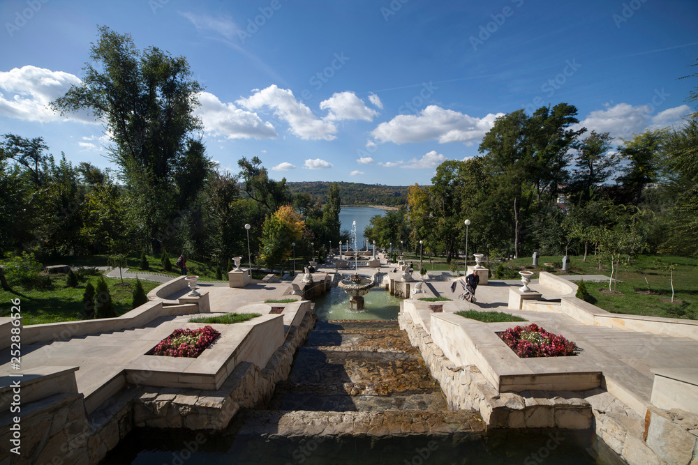 Moldova, la città di Chisinau. Il parco e il lago.