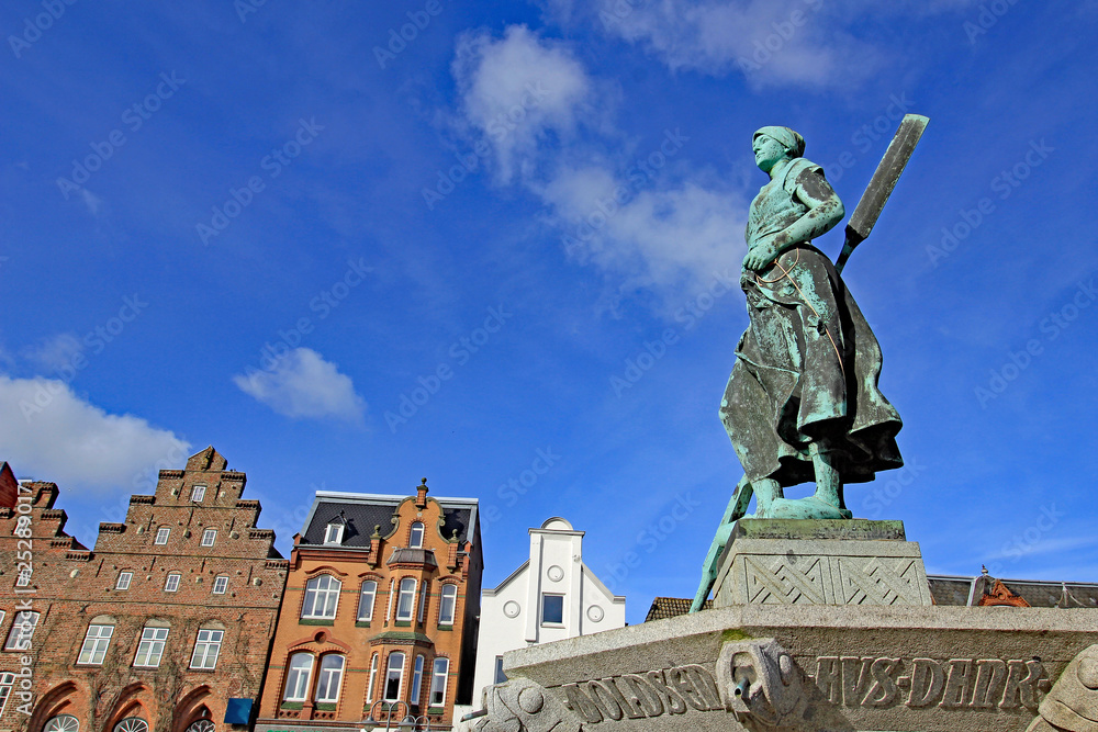 Fototapeta premium Husum: Tine-Brunnen / Wahrzeichen (Nordfriesland, Schleswig-Holstein)