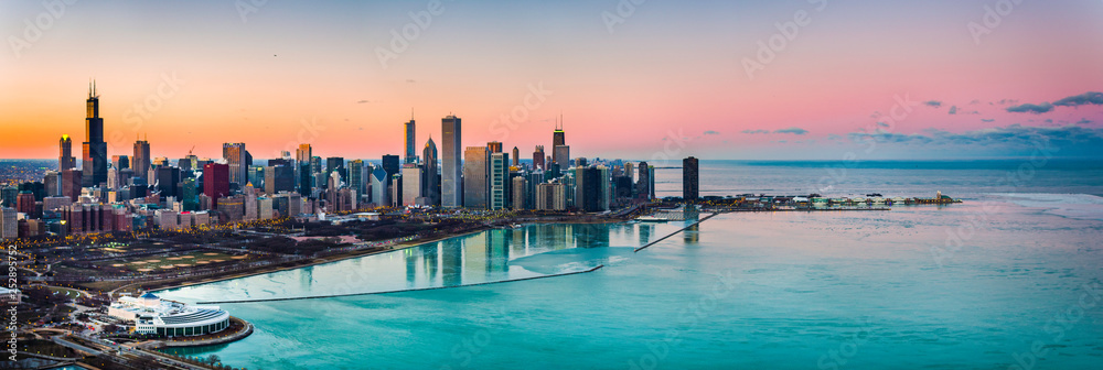 Obraz premium Piękne zachody słońca za Chicago