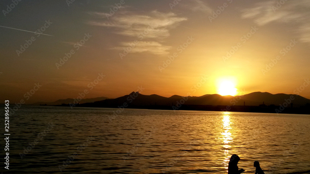 Zachód słońca nad morzem egejskim. 