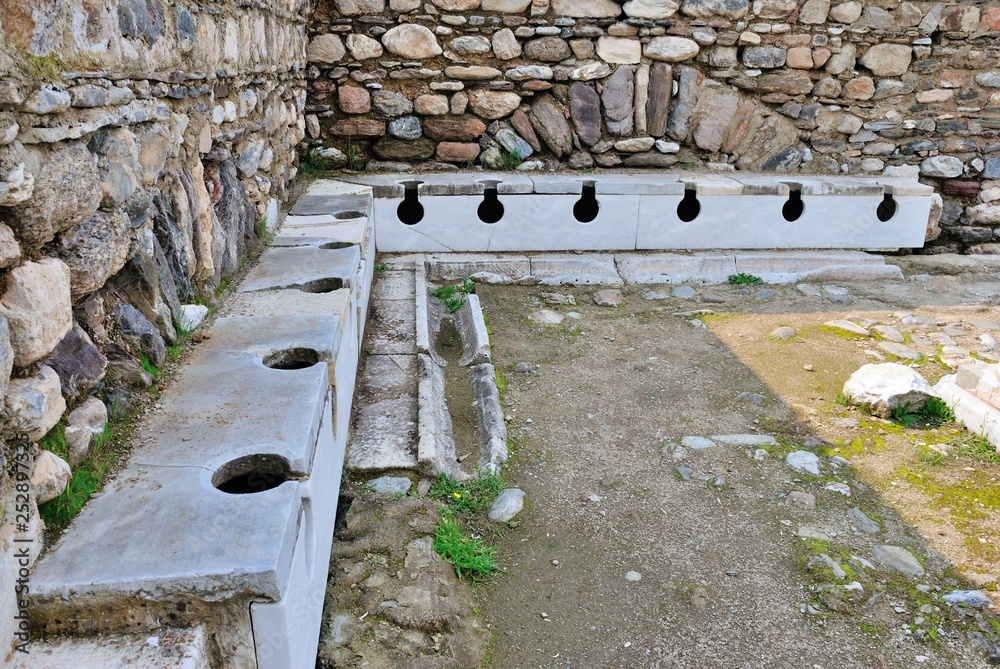 ancient roman public toilets