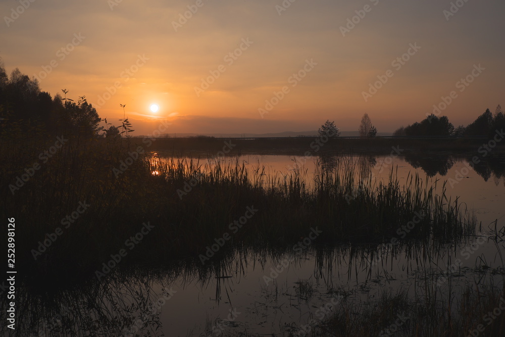 Obraz premium sunset over lake