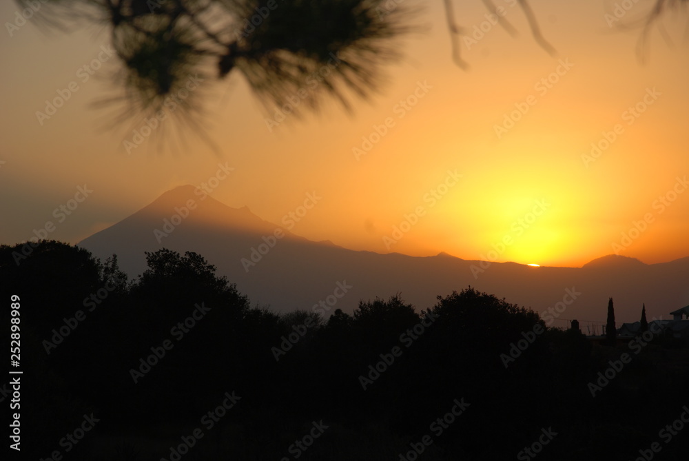 puesta de sol en el popocatepetl 