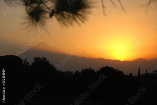 puesta de sol en el popocatepetl 