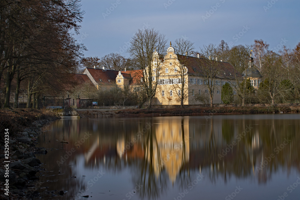 Blick über den Backhausteich auf das Jagdschloss Kranichstein in Darmstadt, Hessen, Deutschland Blick über den Backhausteich auf das Jagdschloss Kranichstein in Darmstadt, Hessen, Deutschland