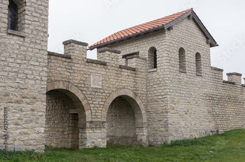Tor und Wachturm eines Römerkastell