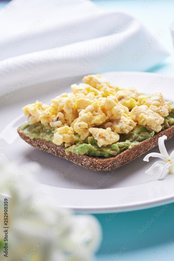 sandwich with egg and avocado