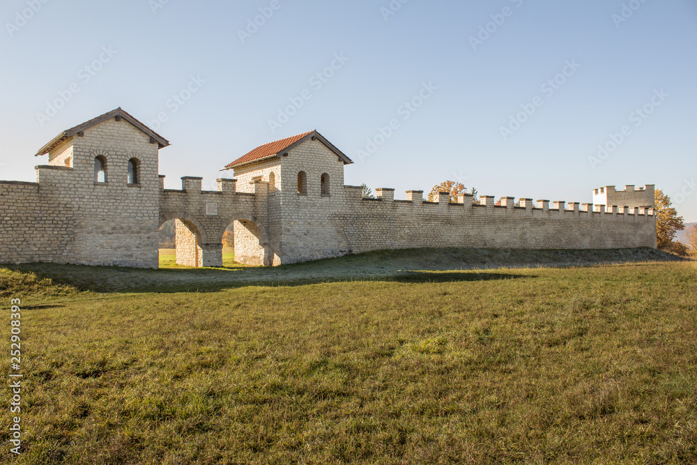 Tor und Mauer eines Römerkastell