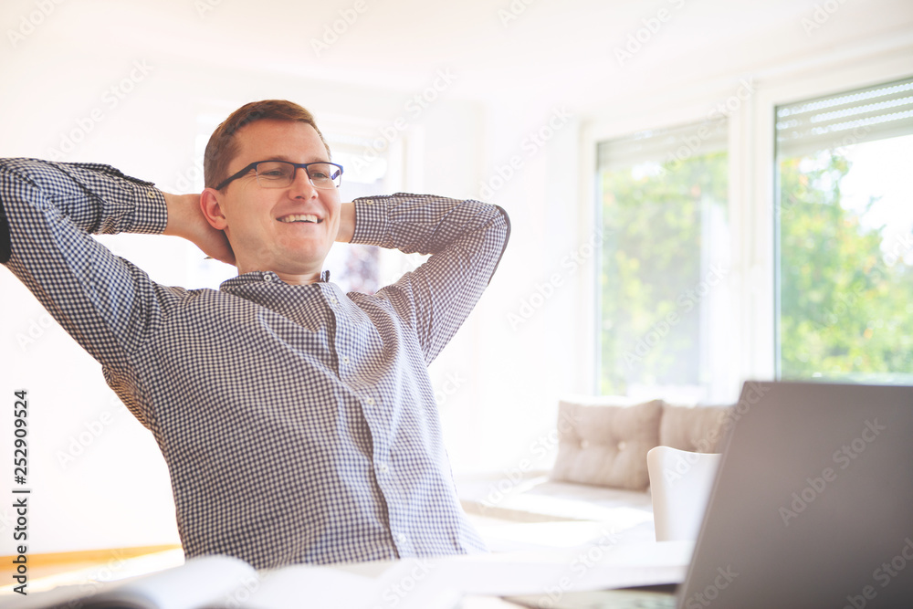 Naklejka premium Young freelancer working with laptop at home