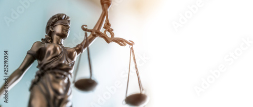 Картината върху платно Statue of lady justice on bright background - Side view with copy space