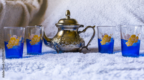 juego de té con tetera árabe y vasos decorados