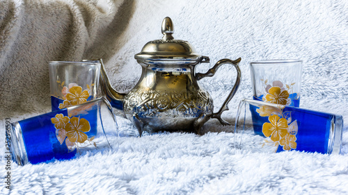 juego de té con tetera árabe y vasos decorados