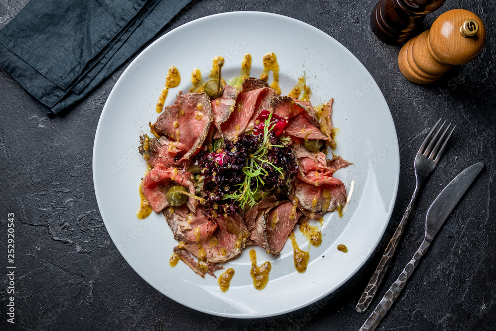 Salad with roast beef