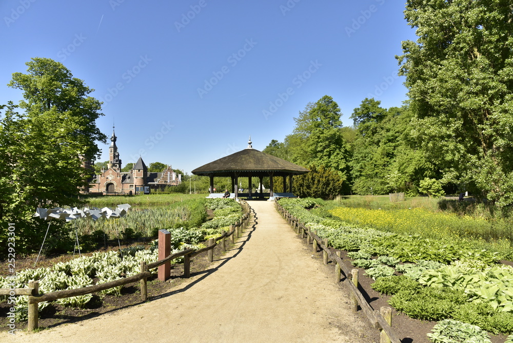 Chemin aménagé vers l'abris en toit de chaume en face du château de Sterckshof au domaine provincial de Rivierenhof à Anvers Chemin aménagé vers l'abris en toit de chaume en face du château de Sterckshof au domaine provincial de Rivierenhof à Anvers