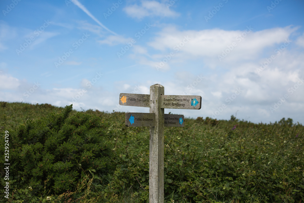 Ein Wegweiser auf Beachy Head bei Eastbourne England