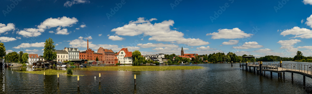 Obraz premium Skyline von Brandenburg an der Havel mit denkmalgeschützter Dominsel, Fischhalle, Havelmühle und Steganlage (Blick vom Anleger Neustädtisches Wassertor) - Panorama aus 9 Einzelbildern