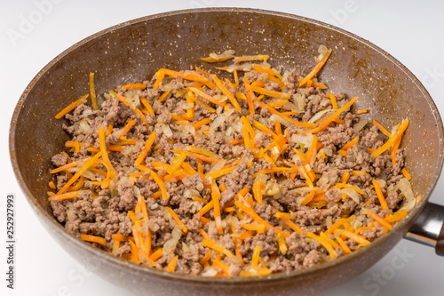 Fried the minced meat, onion and carrot on frying pan