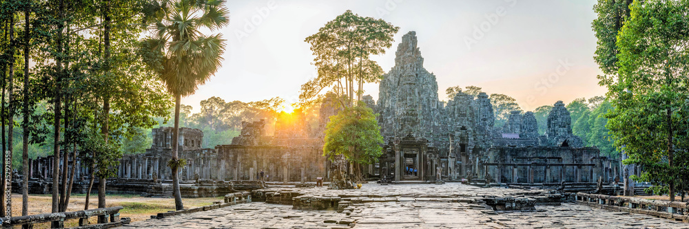 Fototapeta premium Bayon Temple in Angkor at sunset