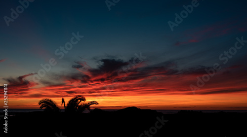 Vista tramonto magnifico nuvole rosse in Sardegna,  © Giorgio