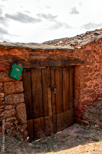 Portada casa vieja en madrigüera photo