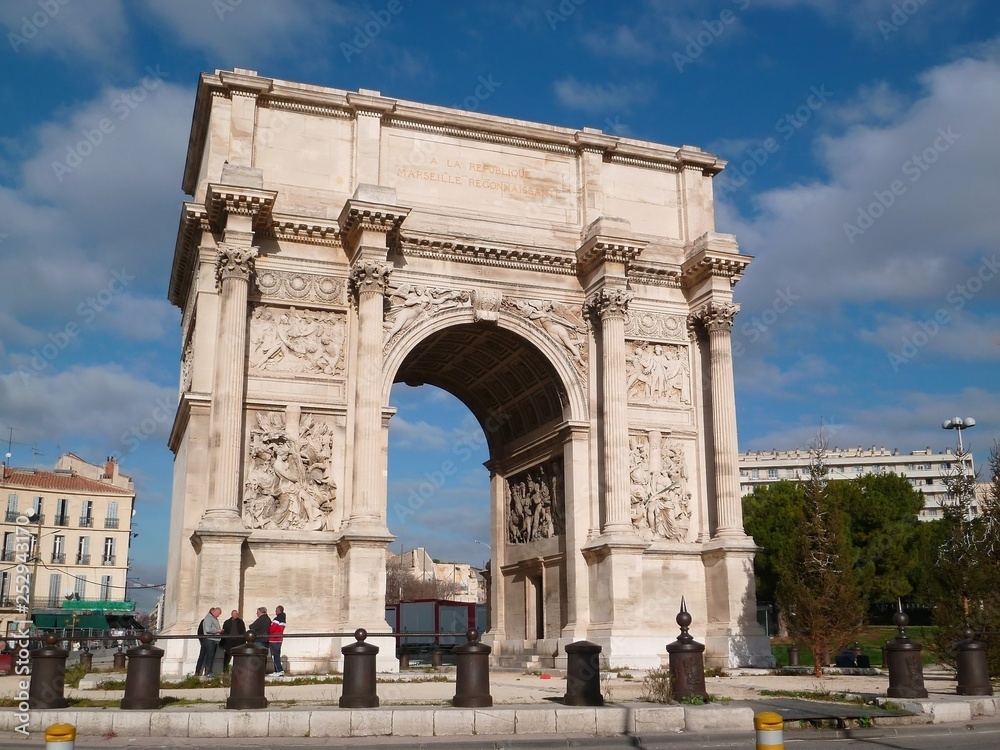 Marseille, arc de triomphe de la porte d'Aix sur la place Jules Guesde (France)