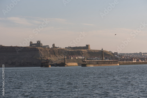 Obraz na płótnie Golden hour, Whitby w salonie