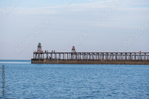 Obraz na płótnie Breakwater and traffic lights, Whitby w salonie