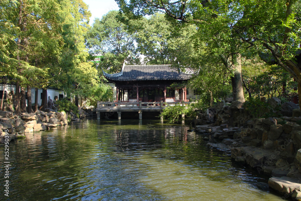 Fototapeta premium Spokojny chiński ogród Yuyuan w centrum ruchliwego Szanghaju