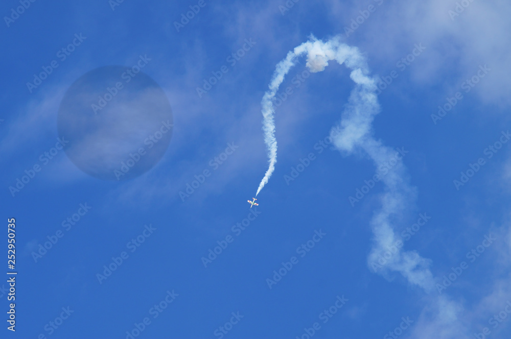 Piloti abili e coraggiosi con aerei da combattimento in azione acrobatica dimostrativa. Bari, sud Italia Piloti abili e coraggiosi con aerei da combattimento in azione acrobatica dimostrativa. Bari, sud Italia