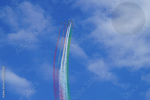 Piloti abili e coraggiosi con aerei da combattimento in azioni acrobatiche dimostrative. Bari, sud Italia photo