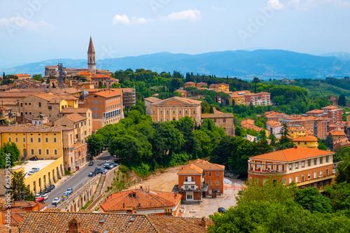 Foto Perugia, Italy - Panoramic view of Perugia and Umbria region mountains and hills with St