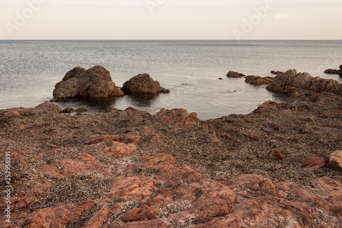 Paesaggio lunare, roccioso al mare, in Sardegna. 