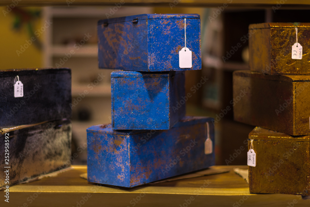 Cajas azules fabricados en Indonesia de forma artesanal en la isla de Lombok. Cajas azules fabricados en Indonesia de forma artesanal en la isla de Lombok.