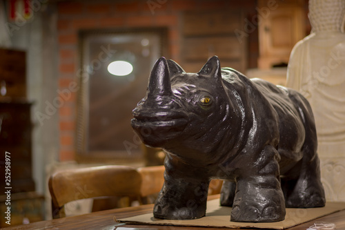 Figura decorativa de rinoceronte de bronce  fabricado artesanalmente en la isla de Lombok  Indonesia.