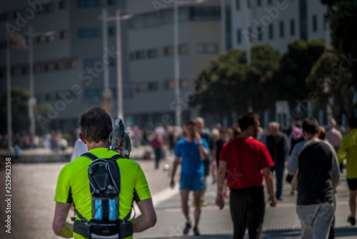 Personas haciendo deporte y paseando por el paseo marítimo de A Coruña con sus animales de compañía, un loro o cacatúa.