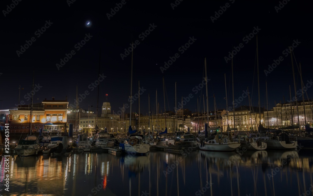 Fotografía nocturna en puerto deportivo de A Coruña, España.