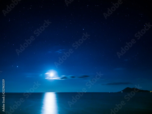 Luna llena sobre el mar de Porto do Son