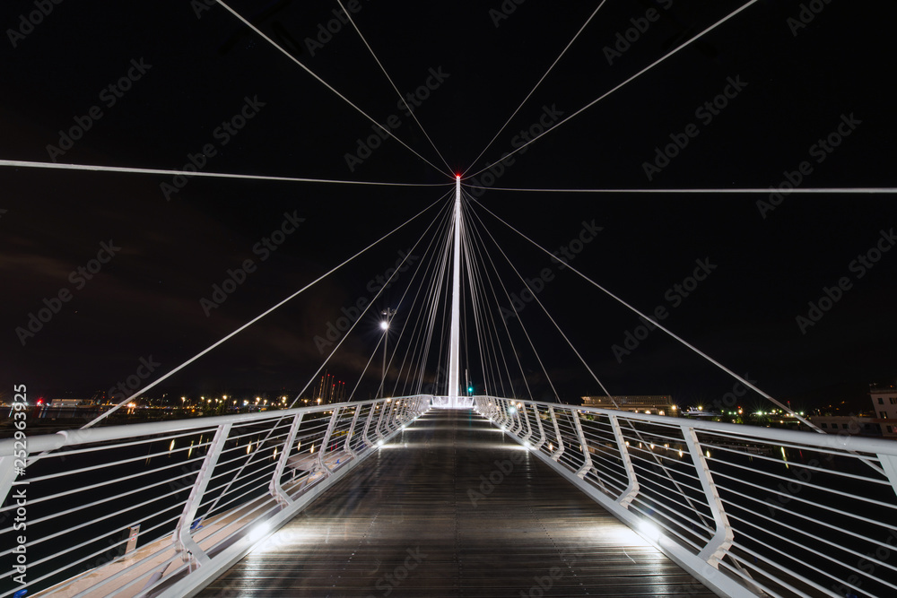 Obraz premium A white and modern pier port by night in Lucca, Italy