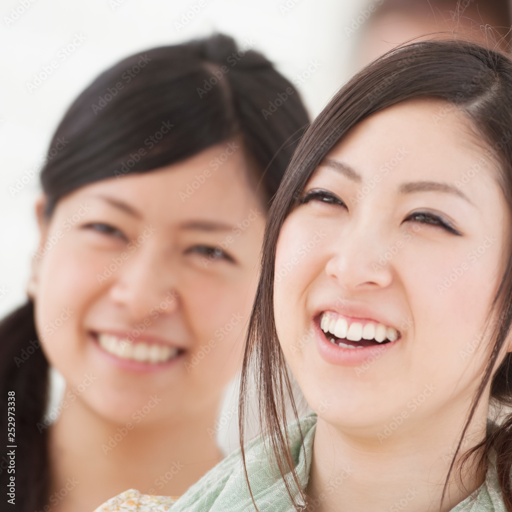 微笑む2人の女性