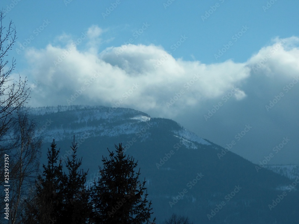 Burzowe chmury nad Karkonoszami.