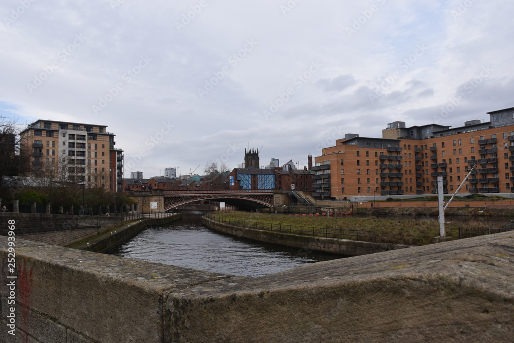 Leedsの川のある風景