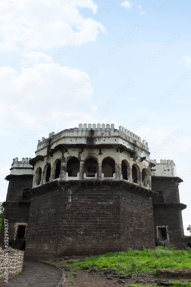 A Guide to Daulatabad Fort and The Fishy Case of The Lost Guidebook