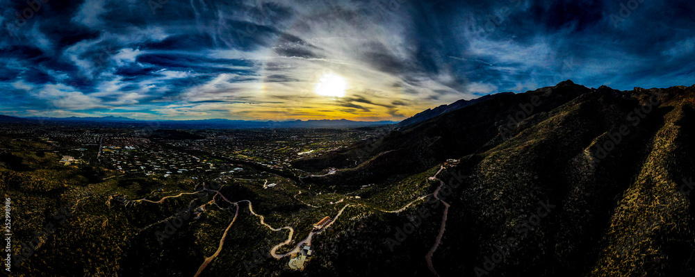 Fototapeta premium Tucson Arizona Sunset Over Sabino Canyon