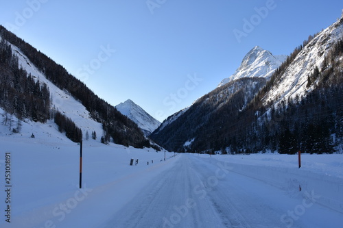 Felbertauern, Winter, Schnee, Eis, Straße, Schneefahrbahn, Felbertauernstraße, Pass, Matrei, Osttirol, Schneeverwehung, Wind, Wald, Schutzwald, Eis, Kalt, Kälte, Schneedecke, Licht, Schatten,   photo