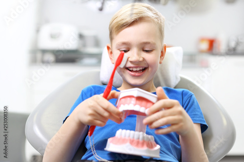 Stomatologia, radosne dziecko na fotelu dentystycznym photo
