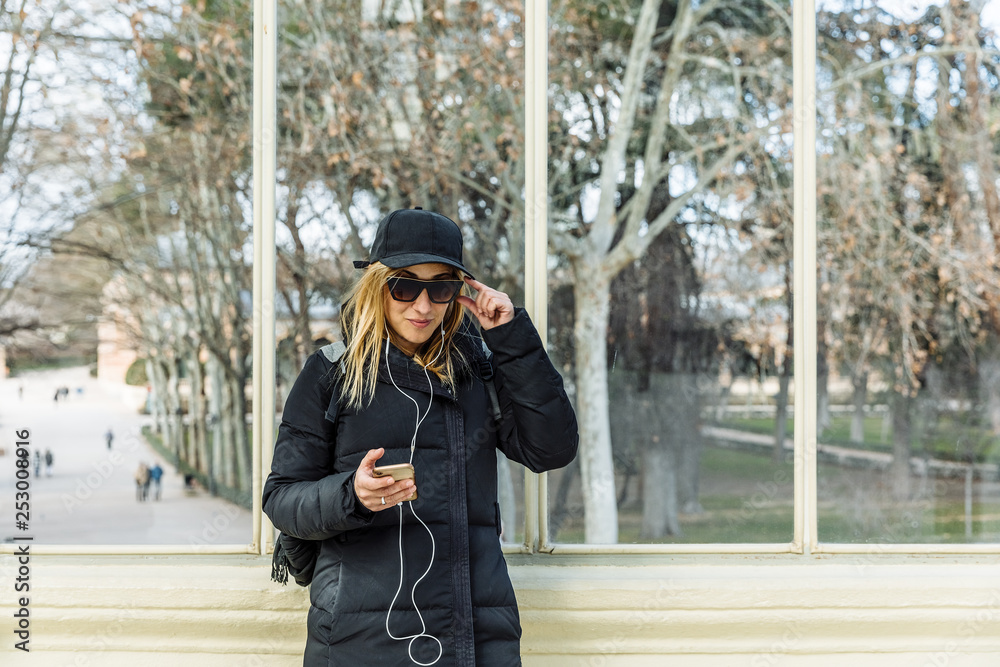Fototapeta premium Girl listening to music on her mobile