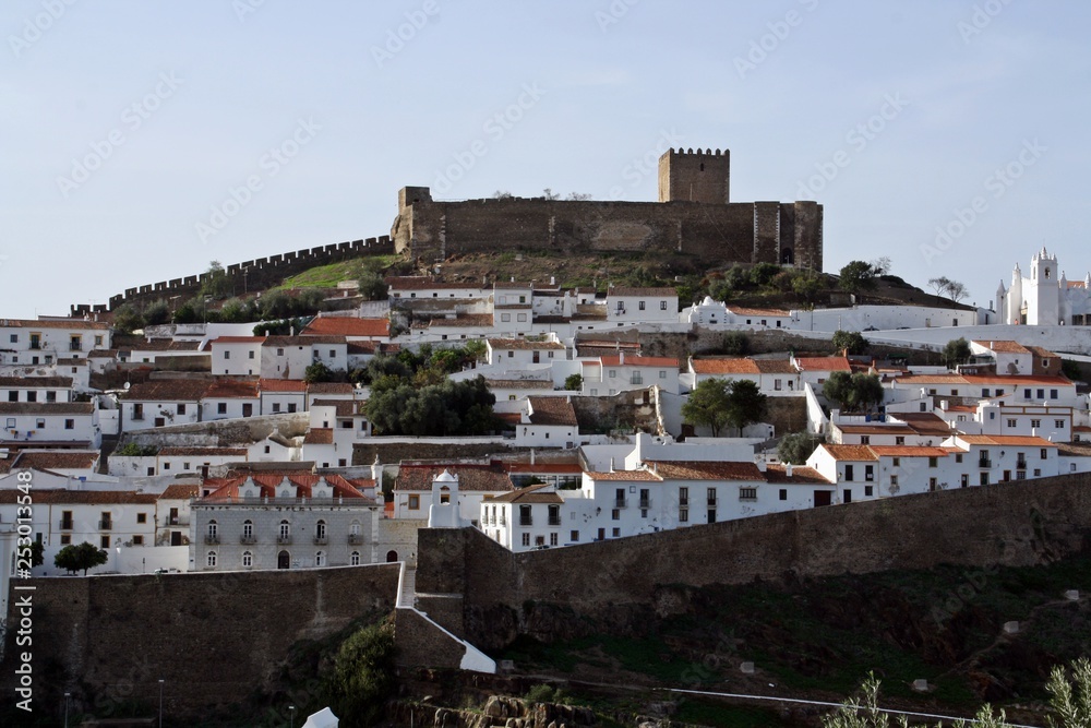Castillo y pueblo de Mértola en el sur de Portugal (Beja, Alentejo).