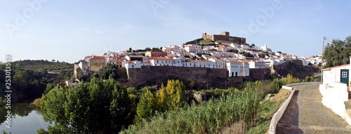Castillo y pueblo de Mértola en el sur de Portugal (Beja, Alentejo).